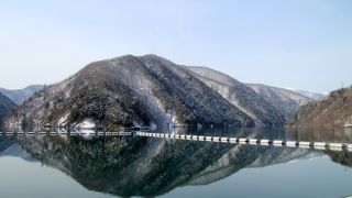 奈川渡ダム湖は鏡のよう