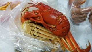 シーフードを手づかみで