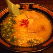 たまに無性に食べたくなる、お一人様大歓迎の博多とんこつラーメン店。