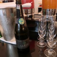 朝食にシャンパン