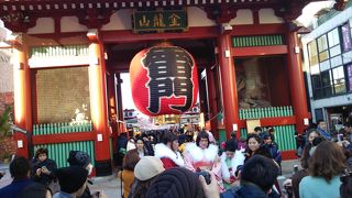 浅草の顔的な門だもん・・・