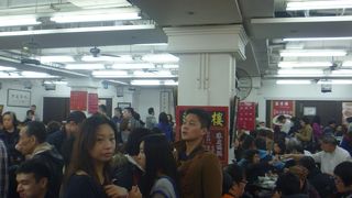 観光客ばかりで席に座るのも一苦労