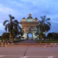 正面の通りの中央分離帯から