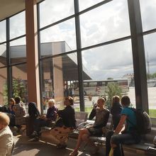 明るく開放的な待合室