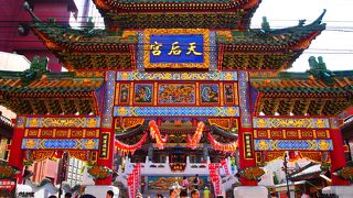 豪華絢爛な門に度肝を抜かれます。航海の女神様の廟。