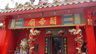 真っ赤な門が目印です