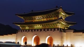 ライトアップされた「光化門」がとてもきれいでした