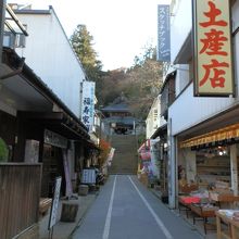 参道に並ぶお土産物店です。