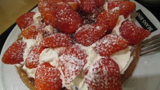 明洞の真ん中でワッフル！