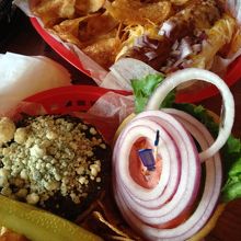 ブルーチーズバーガーとホットドッグ