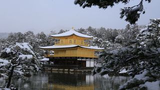 雪の金閣寺は見ごたえあり