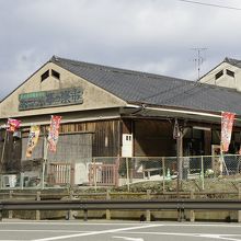 売り場当てもの建物、駐車場も広い