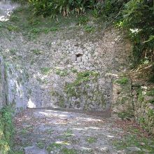 奥の方に貯水池（跡？）がありました。石積が見事です。