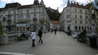 真ん中の橋には