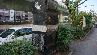 碑は植え込みの中