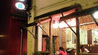 中国系麺類や餃子が主体のお店。でも、餃子をつまみにビールで一杯は出来ません。