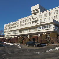 バス停は敷地の外ですがすぐ側です。