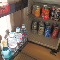 冷蔵庫：水200円、ジュース350円