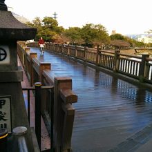 甲突川に架かる南州橋方面を望む