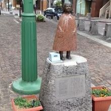 小さな少女だから小さな像なのでしょう。