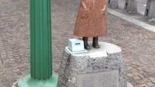 小さな小さな像です