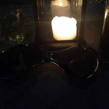 暗い！おつまみにはオリーブやナッツが出ました