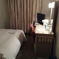 椅子とベッドの間は窮屈