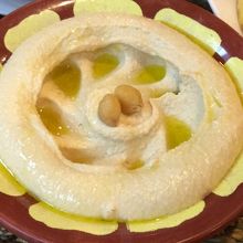 オリーブオイルとレモンのかかったフムス