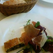 パンと前菜（24ヶ月熟成生ハムとケーパーのパイ包み焼き）