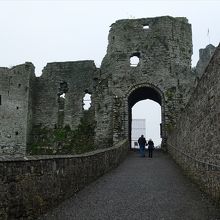 トリム城のゲート。チケット売り場もゲートにあります。