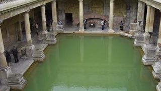 緑色の温泉