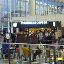 キャセイのチェックインカウンター近くのスタバ。