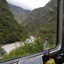 車窓からの風景　ウルバンバ川沿いを走る