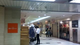 ファッションや雑貨等のショップが多い地下街