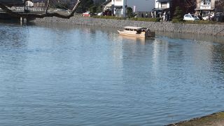 松江城の回りの堀川を遊覧。武家屋敷や塩見縄手、松江城を望めます