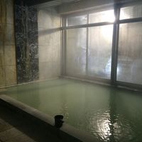 硫黄の匂いが漂う温泉