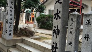 愛くるしい狛牛がいます。