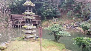 脇に流れる滝も美しい。