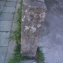 バス通りからの目印の石柱