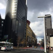 リバーウォーク東端にある黒いビルの14階にあります。