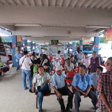 程よい混み具合の待合席