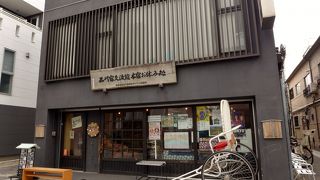 館内には昔懐かしい駄菓子屋さんがあります