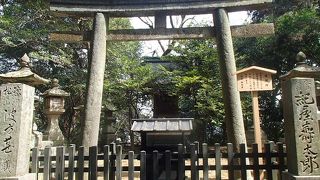 遙拝所です。神籬殿と、拜殿が有ります。１８８０年の建築です。また、拜殿の左右には穏和なる石造麗狗があります。