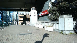 川の埋め立て後も残ったままの珍しい橋