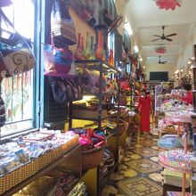 郵便局内のおみやげやさんです