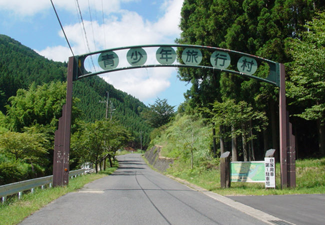 大自然の中で山遊び、川遊びができる、小さな子供でも安心のキャンプ場！有料のお風呂もあるよ！