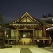 新宿通りからでも寺の本堂がよく見えます