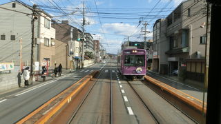 道路にあるホームの狭さにびっくりします。