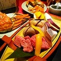 豪華な食事(炭火焼の材料と本ズワイガニ）