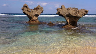 美ら海に浮かぶハートの岩